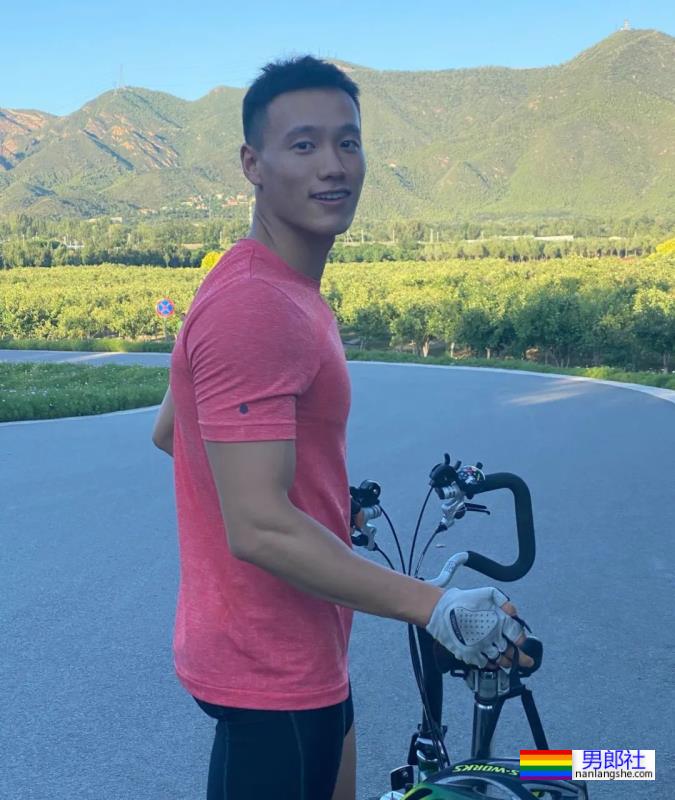 八秒半大胸肌渣男脱衣让老妈坐不住了！现在的男星身材也太卷了吧！ - 51虹马