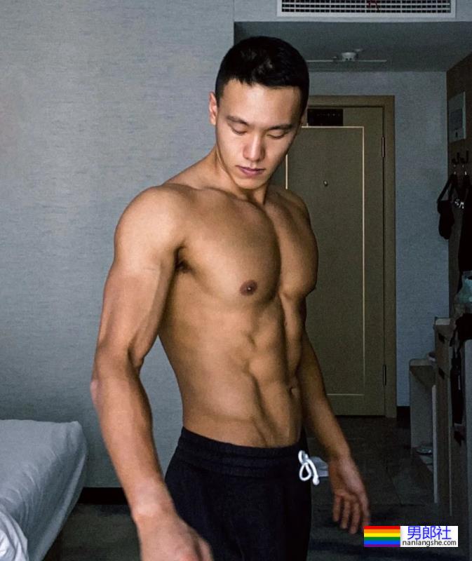 八秒半大胸肌渣男脱衣让老妈坐不住了！现在的男星身材也太卷了吧！ - 51虹马