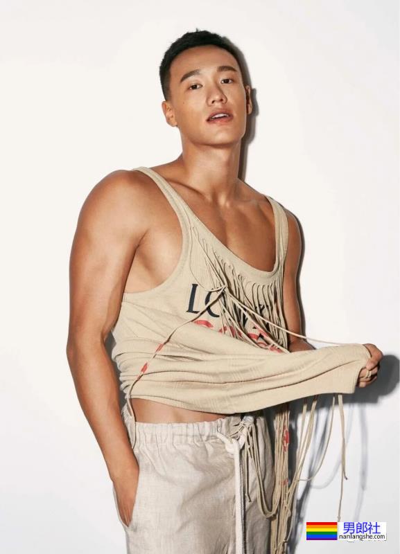 八秒半大胸肌渣男脱衣让老妈坐不住了！现在的男星身材也太卷了吧！ - 51虹马