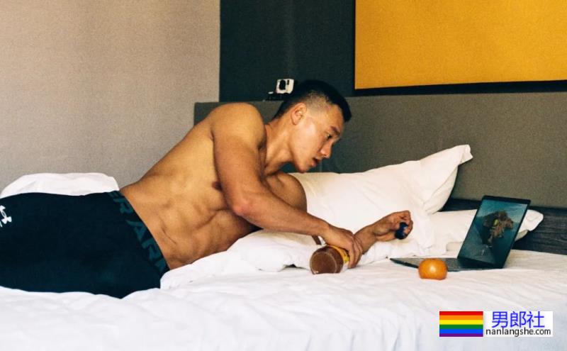 八秒半大胸肌渣男脱衣让老妈坐不住了！现在的男星身材也太卷了吧！ - 51虹马