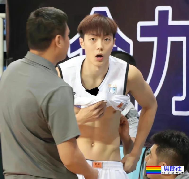 球场换裤子露人鱼线的篮球小哥扒到了!-51虹马