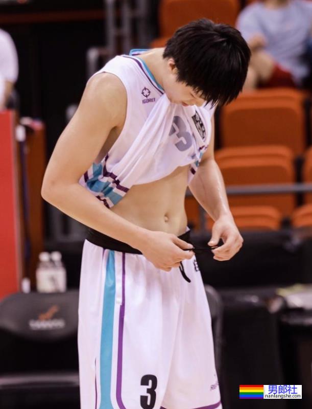 球场换裤子露人鱼线的篮球小哥扒到了！ - 51虹马