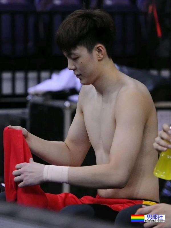 球场换裤子露人鱼线的篮球小哥扒到了！ - 51虹马