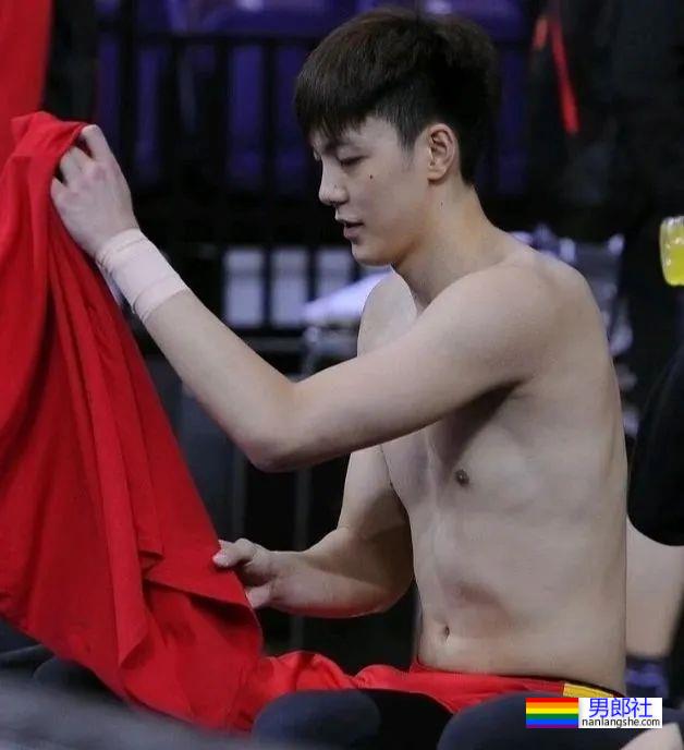 球场换裤子露人鱼线的篮球小哥扒到了！ - 51虹马