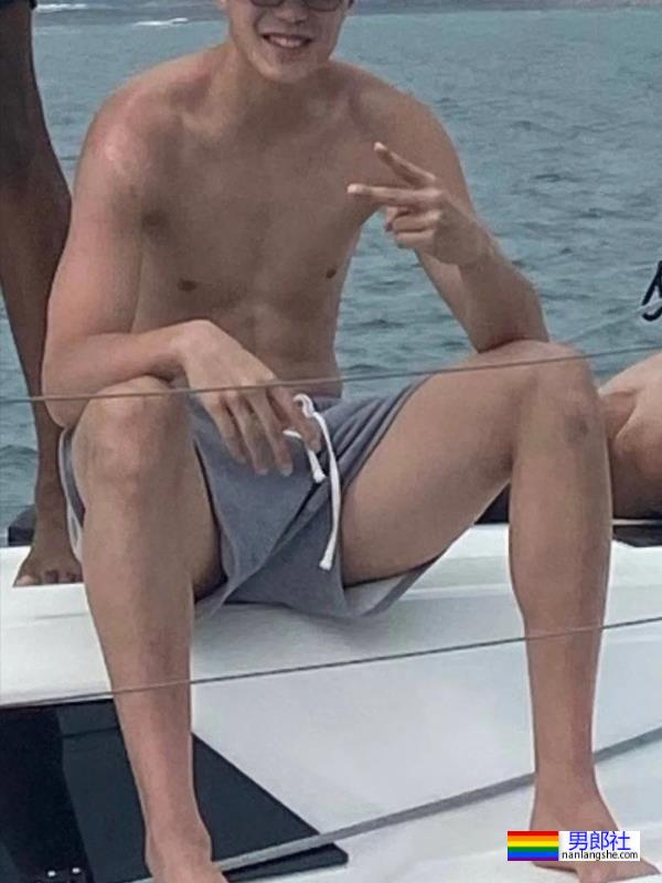 球场换裤子露人鱼线的篮球小哥扒到了！ - 51虹马