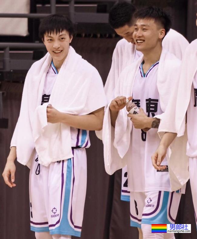 球场换裤子露人鱼线的篮球小哥扒到了！ - 51虹马