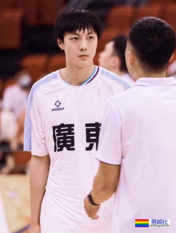 球场换裤子露人鱼线的篮球小哥扒到了！ - 51虹马