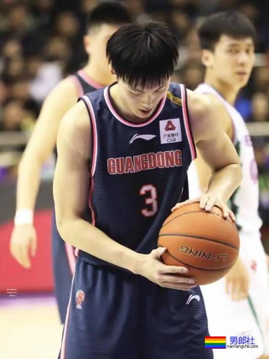 球场换裤子露人鱼线的篮球小哥扒到了！ - 51虹马