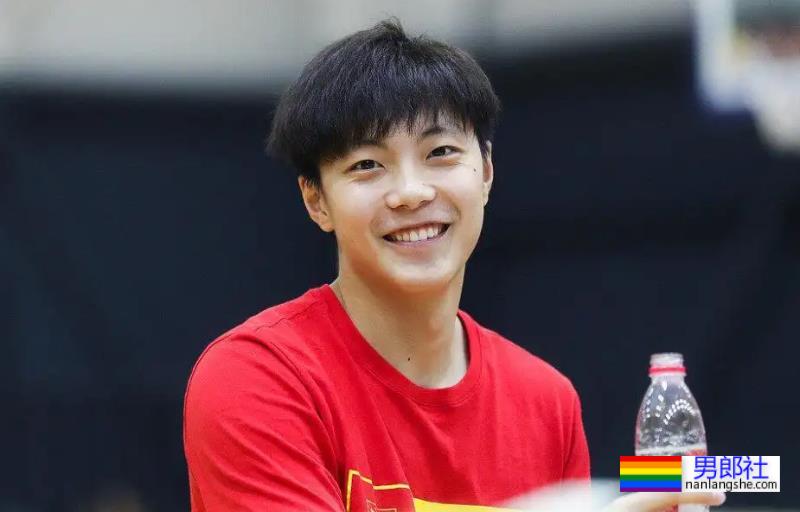 球场换裤子露人鱼线的篮球小哥扒到了！ - 51虹马