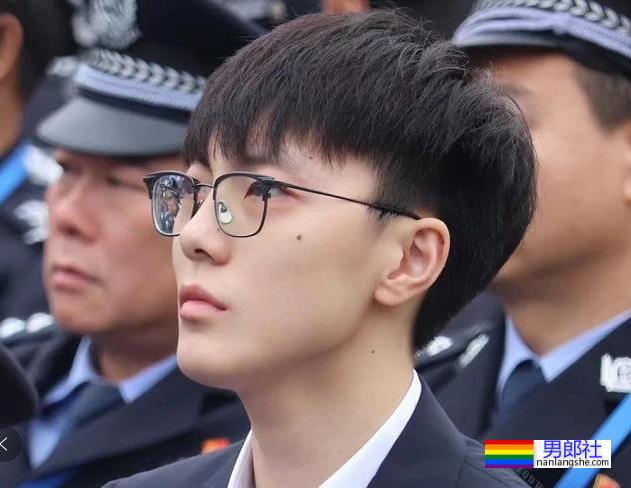 球场换裤子露人鱼线的篮球小哥扒到了！ - 51虹马