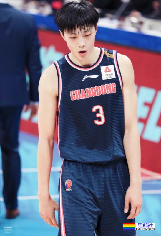 球场换裤子露人鱼线的篮球小哥扒到了！ - 51虹马