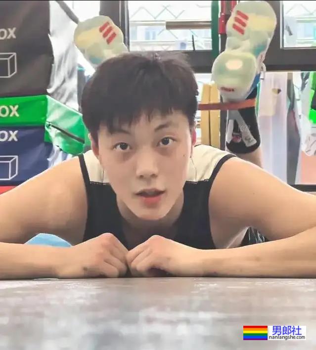 球场换裤子露人鱼线的篮球小哥扒到了！ - 51虹马