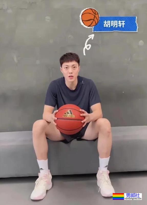 球场换裤子露人鱼线的篮球小哥扒到了！ - 51虹马