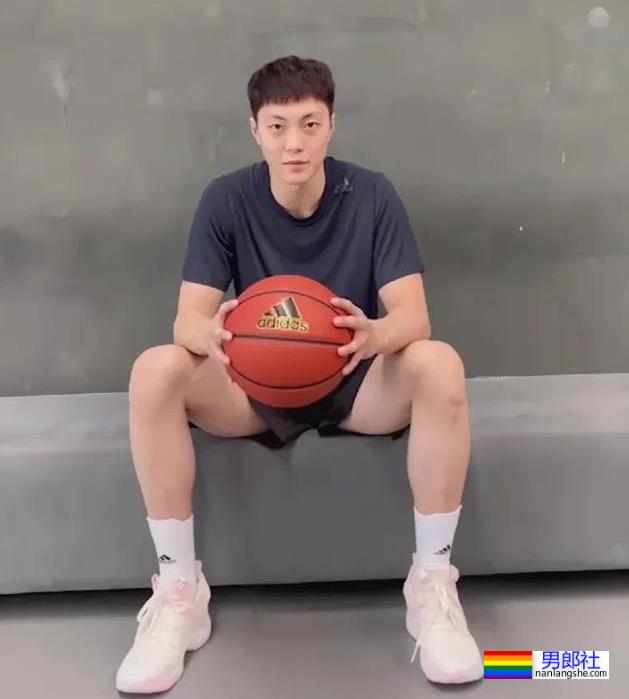 球场换裤子露人鱼线的篮球小哥扒到了！ - 51虹马