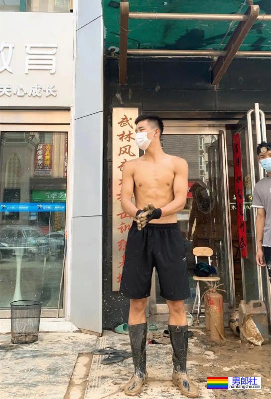 体育生小哥哥救灾不穿衣服被拍，网友们都馋了-51虹马