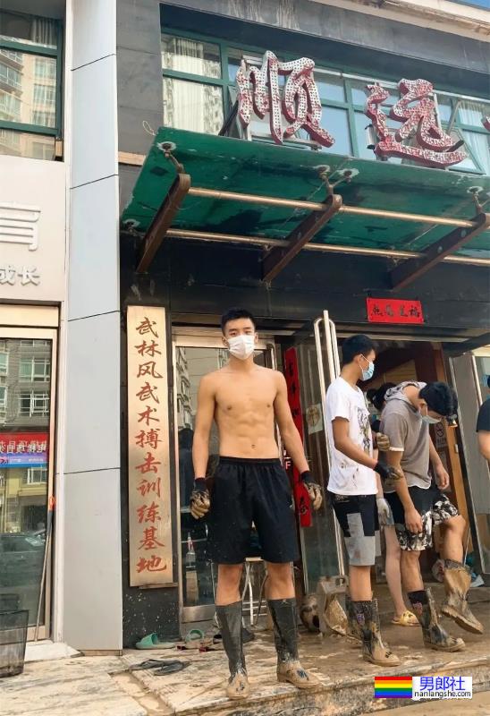 体育生小哥哥救灾不穿衣服被拍，网友们都馋了 - 51虹马