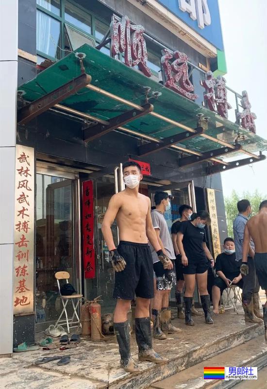 体育生小哥哥救灾不穿衣服被拍，网友们都馋了 - 51虹马