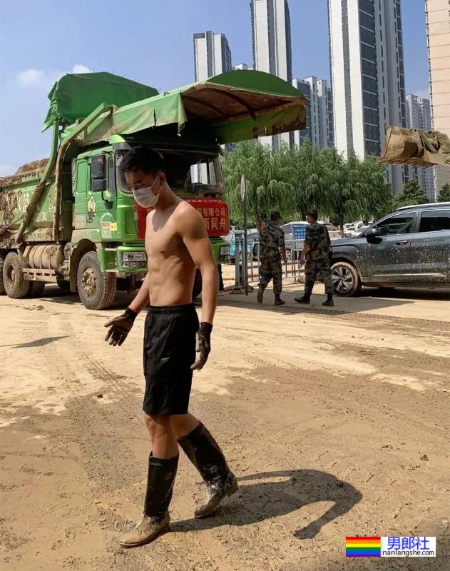 体育生小哥哥救灾不穿衣服被拍，网友们都馋了 - 51虹马