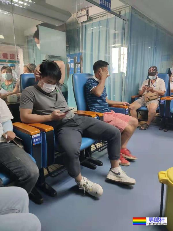 体育生小哥哥救灾不穿衣服被拍，网友们都馋了 - 51虹马