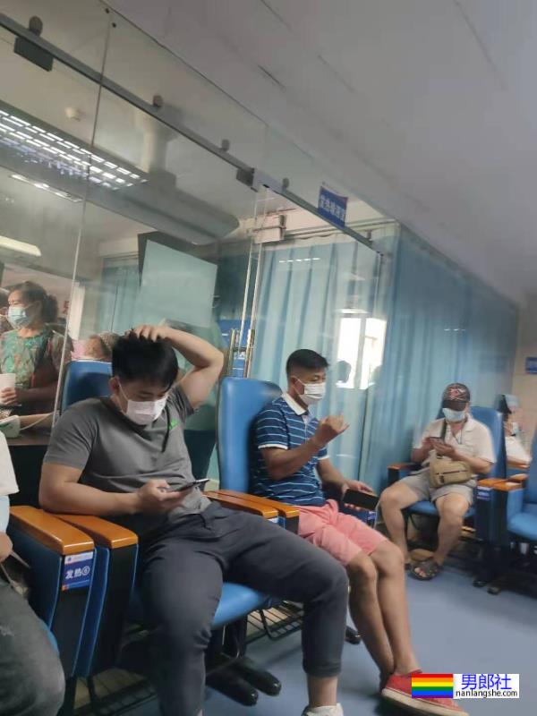 体育生小哥哥救灾不穿衣服被拍，网友们都馋了 - 51虹马