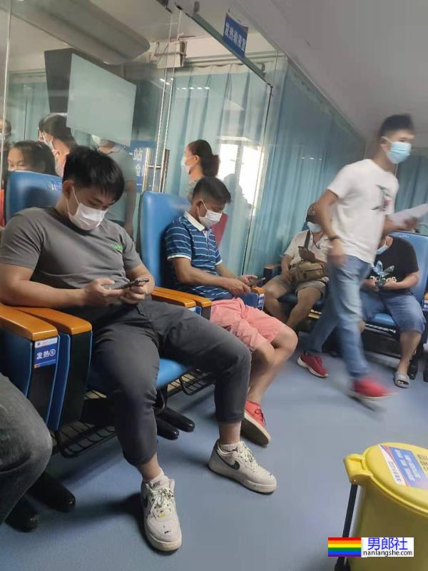 体育生小哥哥救灾不穿衣服被拍，网友们都馋了 - 51虹马