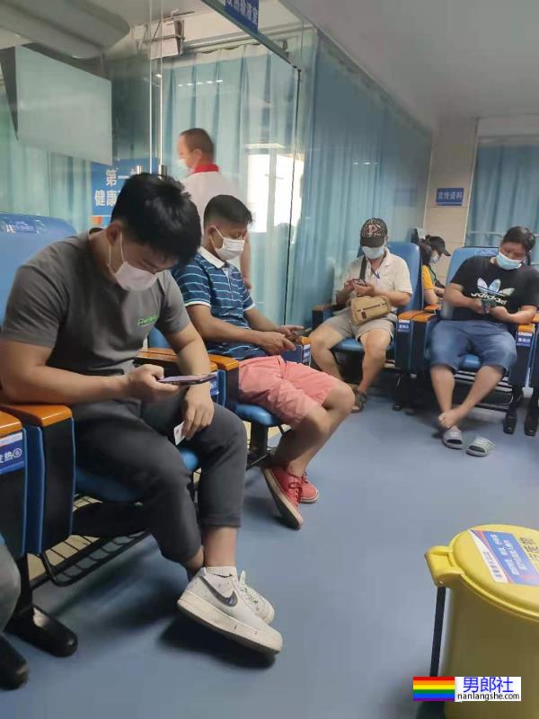 体育生小哥哥救灾不穿衣服被拍，网友们都馋了 - 51虹马