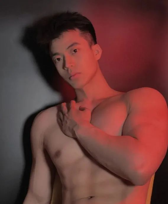 比李现还帅的健身教练，身材太可了 - 51虹马