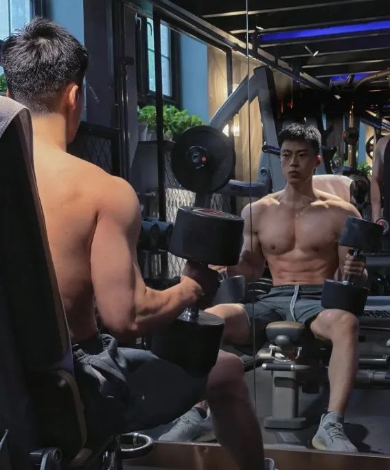 比李现还帅的健身教练，身材太可了 - 51虹马