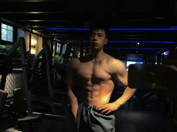 比李现还帅的健身教练，身材太可了 - 51虹马