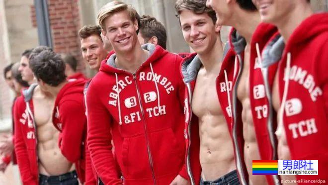 岛国小海鸥店员走红推特,看完他的肌肉照网友直呼快下海! - 51虹马 岛国小海鸥店员走红推特,看完他的肌肉照网友直呼快下海! - 51虹马