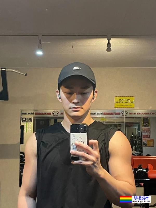 岛国小海鸥店员走红推特,看完他的肌肉照网友直呼快下海! - 51虹马 岛国小海鸥店员走红推特,看完他的肌肉照网友直呼快下海! - 51虹马