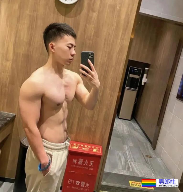 灰裤子小哥，这胸肌太有型了 - 51虹马