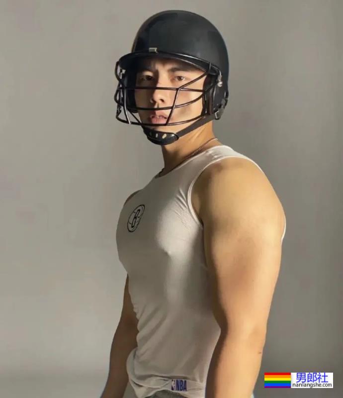 灰裤子小哥，这胸肌太有型了 - 51虹马