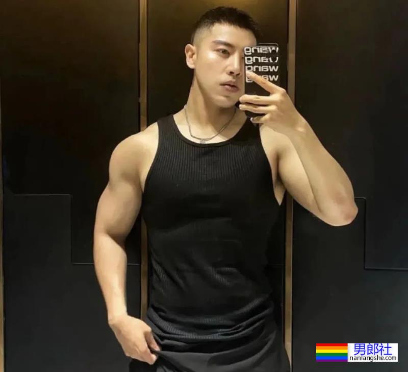 灰裤子小哥，这胸肌太有型了 - 51虹马