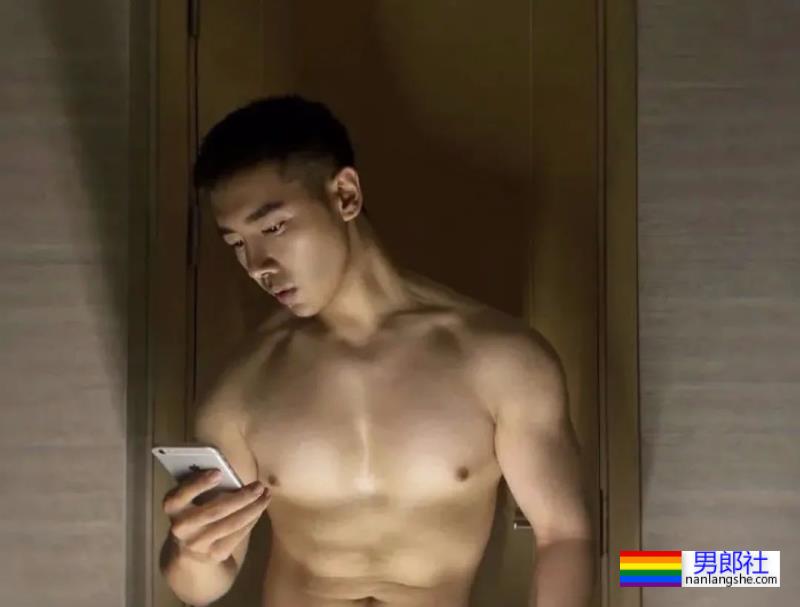 灰裤子小哥，这胸肌太有型了 - 51虹马