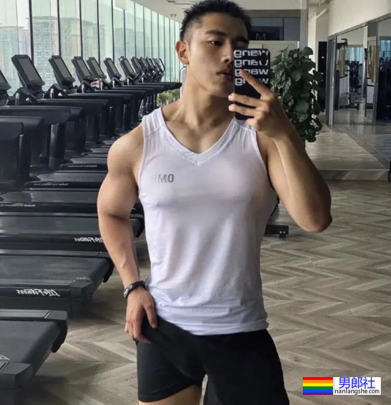 灰裤子小哥，这胸肌太有型了 - 51虹马