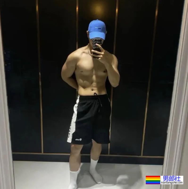 灰裤子小哥，这胸肌太有型了 - 51虹马