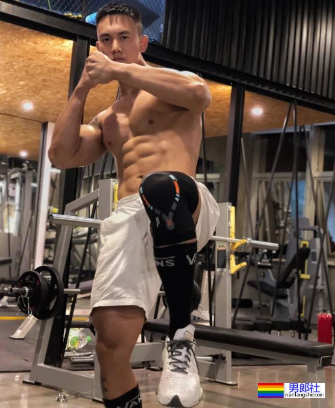灰裤子小哥，这胸肌太有型了 - 51虹马