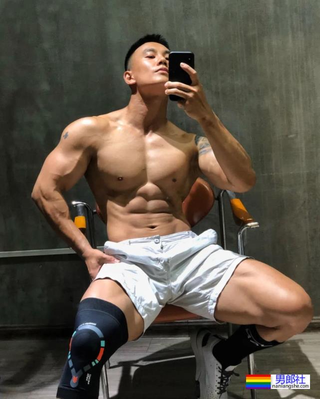 灰裤子小哥，这胸肌太有型了 - 51虹马