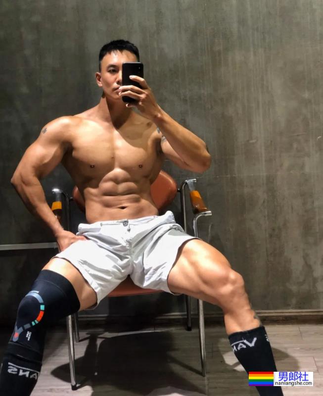 灰裤子小哥，这胸肌太有型了 - 51虹马