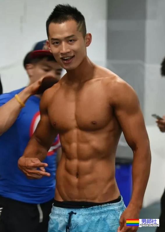 健美比赛后台抓拍，这才是男性荷尔蒙的天堂 - 51虹马