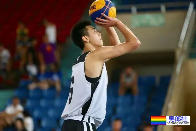 00后国家篮球队帅哥去浴室边缘X行为，遭女友曝光 - 51虹马