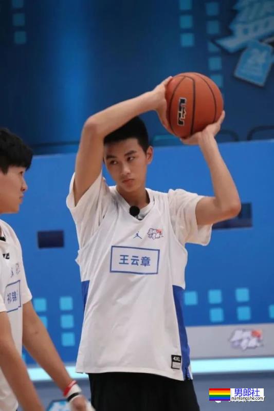 00后国家篮球队帅哥去浴室边缘X行为，遭女友曝光 - 51虹马