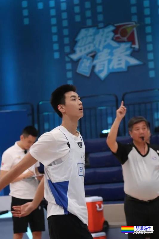 00后国家篮球队帅哥去浴室边缘X行为，遭女友曝光 - 51虹马