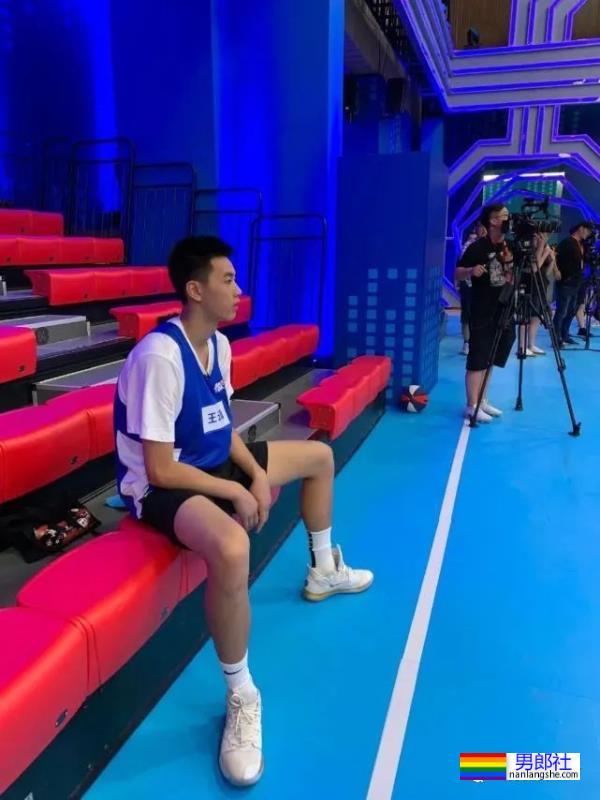 00后国家篮球队帅哥去浴室边缘X行为，遭女友曝光 - 51虹马