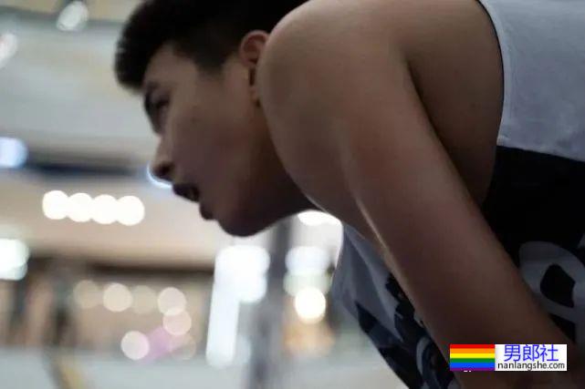 00后国家篮球队帅哥去浴室边缘X行为，遭女友曝光 - 51虹马