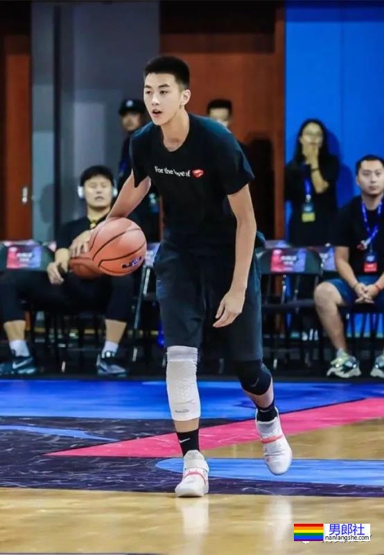 00后国家篮球队帅哥去浴室边缘X行为，遭女友曝光 - 51虹马