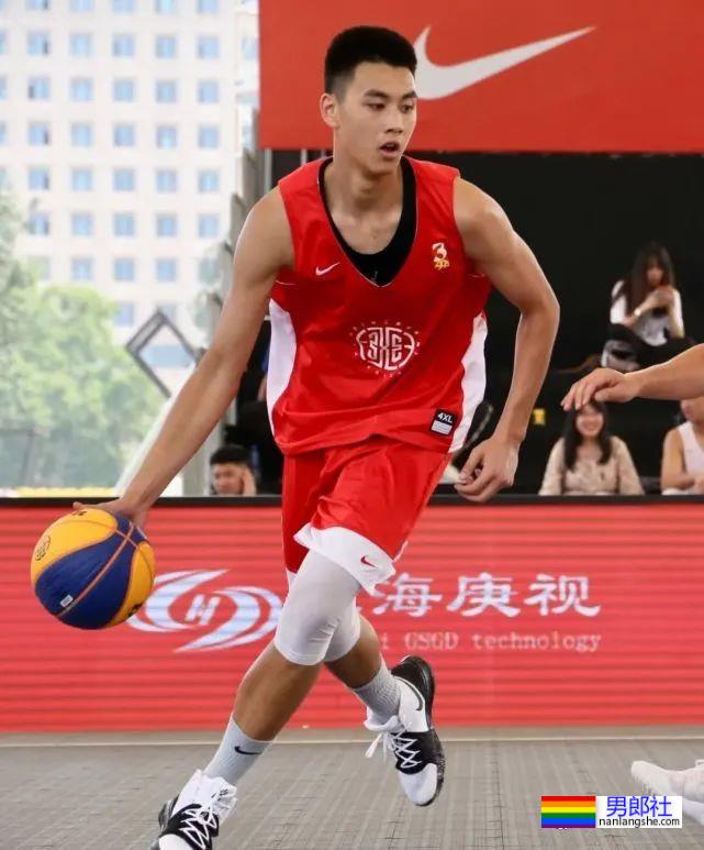 00后国家篮球队帅哥去浴室边缘X行为，遭女友曝光 - 51虹马