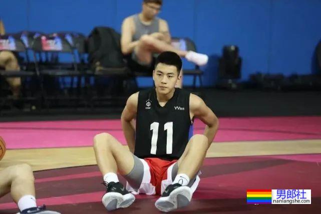 00后国家篮球队帅哥去浴室边缘X行为，遭女友曝光 - 51虹马