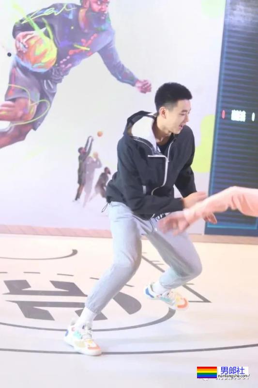 00后国家篮球队帅哥去浴室边缘X行为，遭女友曝光 - 51虹马